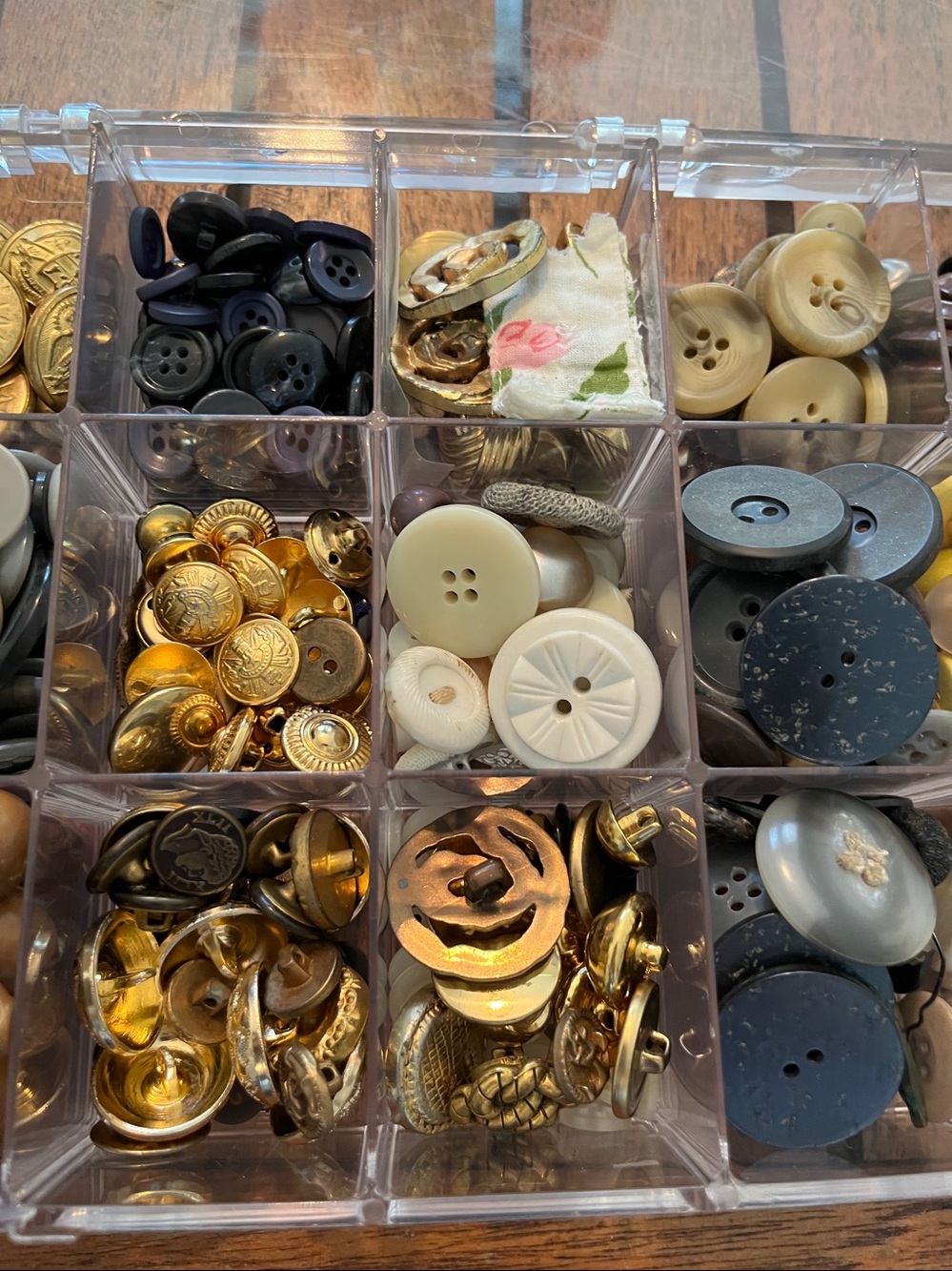 2.5 pounds of vintage buttons perfect for crafting or clothing restoration - Picture 3 of 5
